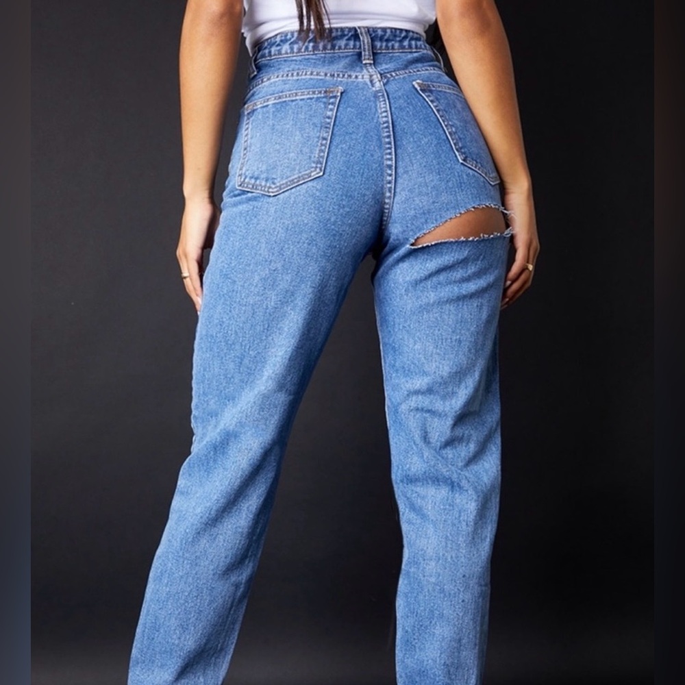 PrettyLittleThing - Bum rip mom jeans